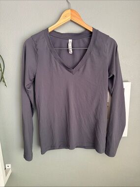 Athleta Renew Seamless ribbed v-neck top, purple grey, large